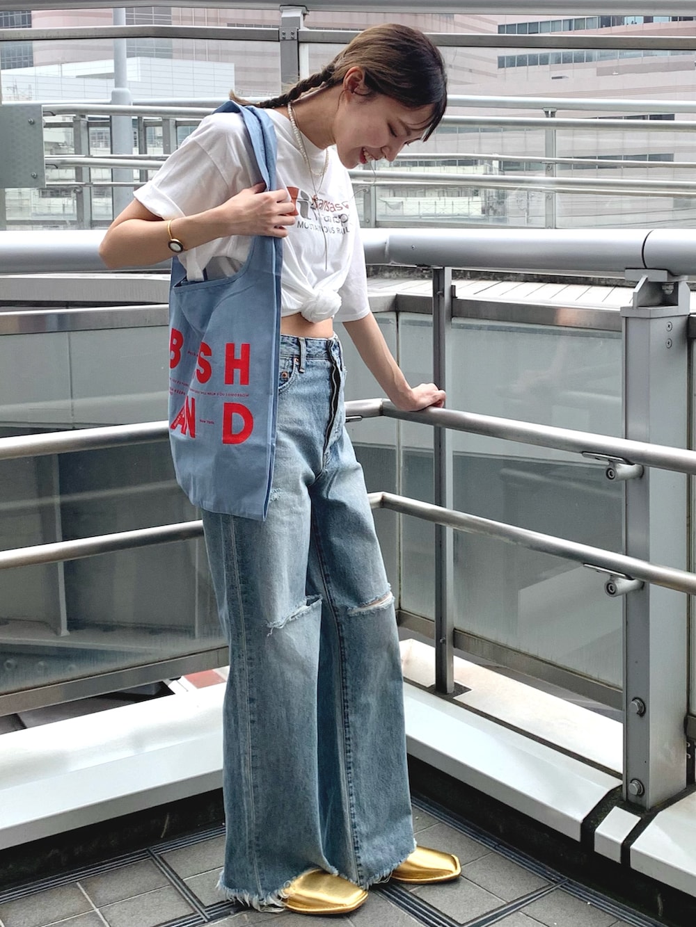 ホワイト系のTシャツ/カットソー、ブルー系のデニムパンツ、ゴールド系のローファーを着用したレディースの夏コーディネートの2枚目の写真