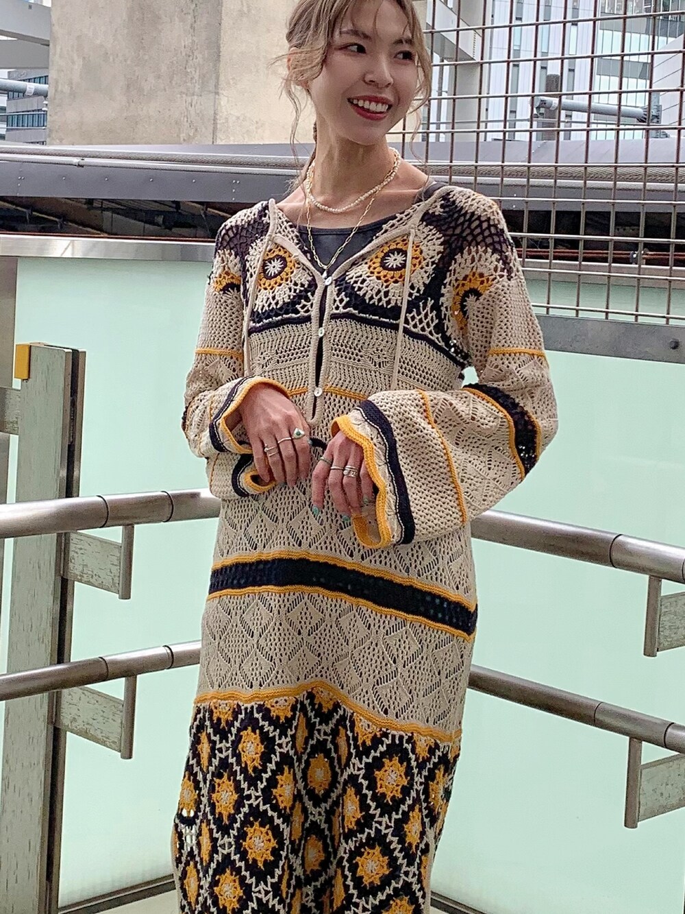 その他のワンピース、ブルー系のデニムパンツ、シルバー系のパンプスを着用したレディースの春コーディネートの4枚目の写真