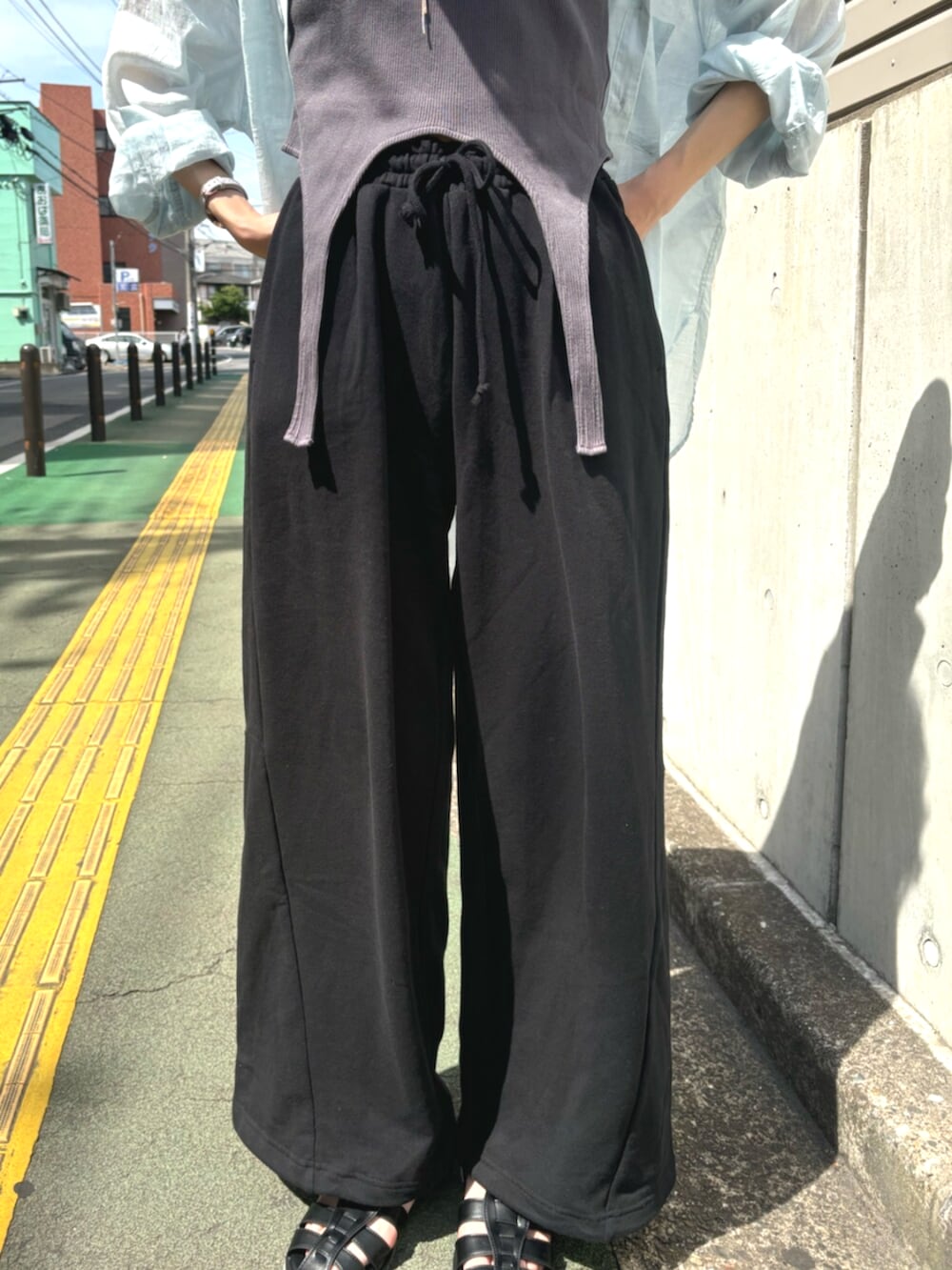 ブラック系のスウェットパンツ、グレー系のタンクトップ、ブルー系のシャツ/ブラウスを着用したレディースの春コーディネートの5枚目の写真