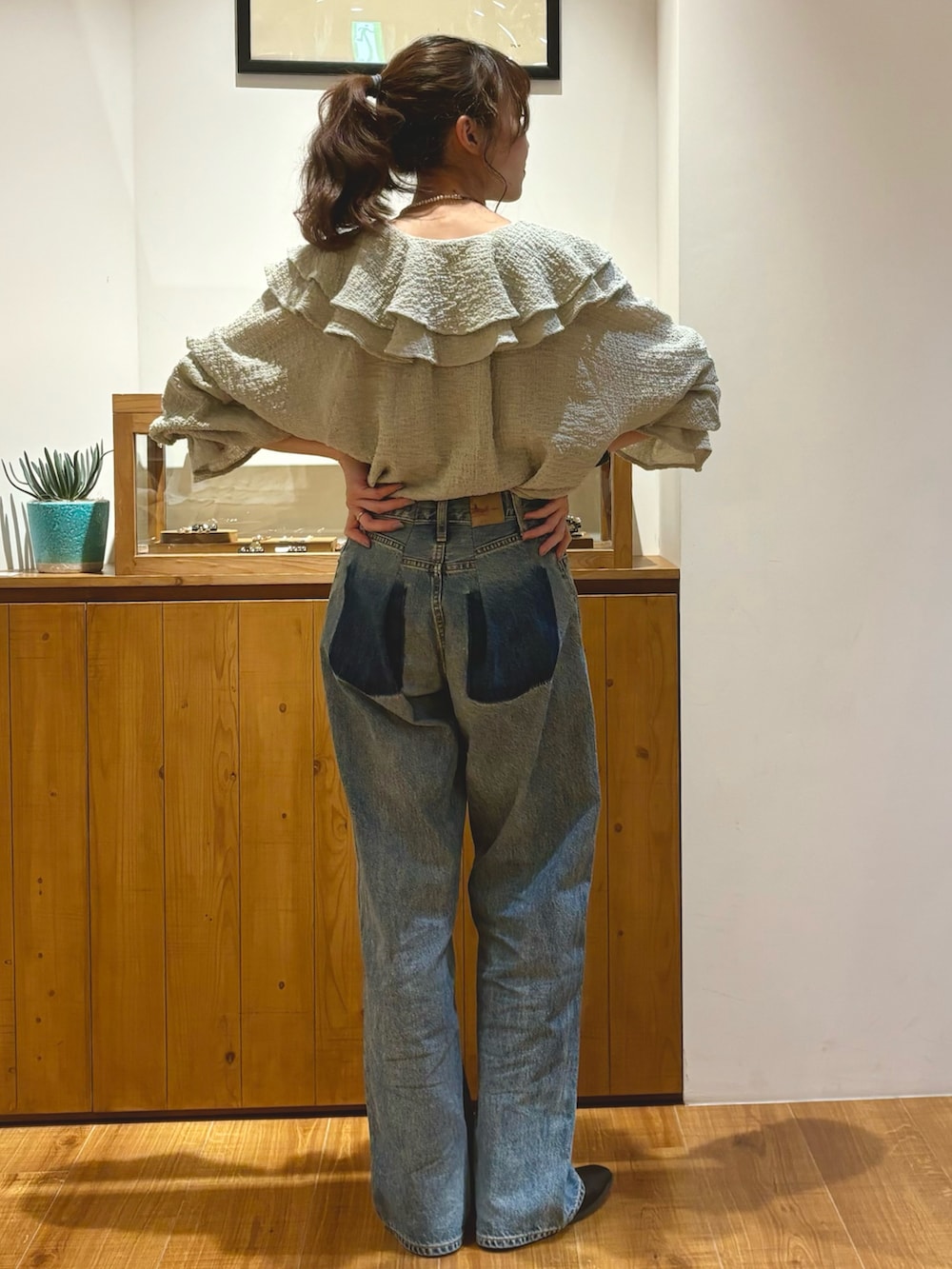 ブルー系のデニムパンツ、ブルー系のシャツ/ブラウスを着用したレディースの秋コーディネートの4枚目の写真