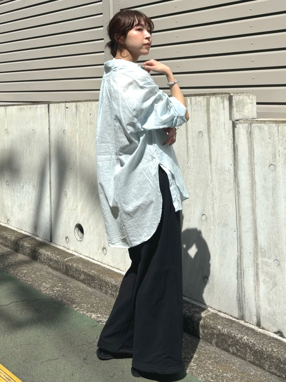 ブラック系のスウェットパンツ、グレー系のタンクトップ、ブルー系のシャツ/ブラウスを着用したレディースの春コーディネートの3枚目の写真