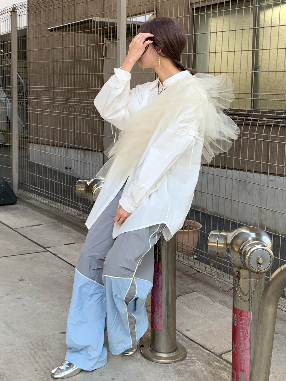 ブルー系のその他パンツ、シルバー系のパンプス、ホワイト系のシャツ/ブラウスを着用したレディースの冬コーディネートの4枚目の写真