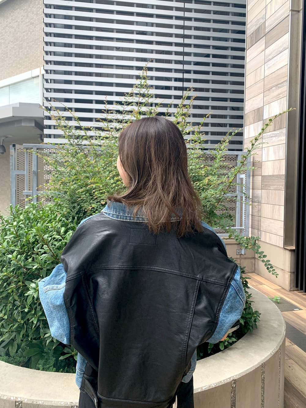 ブラック系のスカート、ブルー系のデニムジャケット、ホワイト系のTシャツ/カットソーを着用したレディースの秋コーディネートの7枚目の写真