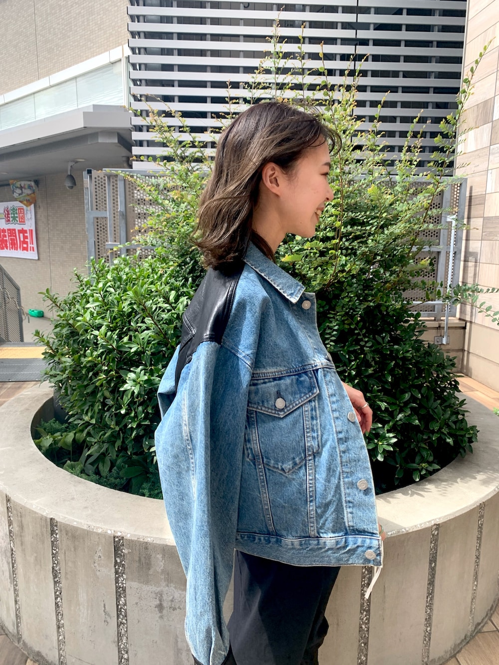 ブラック系のスカート、ブルー系のデニムジャケット、ホワイト系のTシャツ/カットソーを着用したレディースの秋コーディネートの5枚目の写真