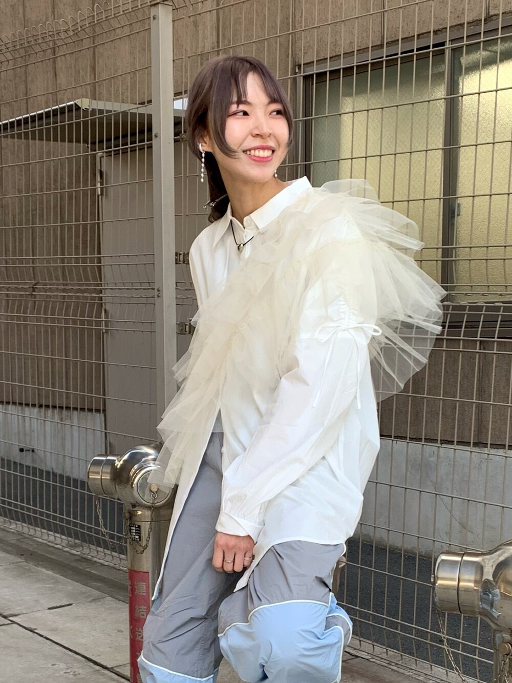 ブルー系のその他パンツ、シルバー系のパンプス、ホワイト系のシャツ/ブラウスを着用したレディースの冬コーディネートの5枚目の写真