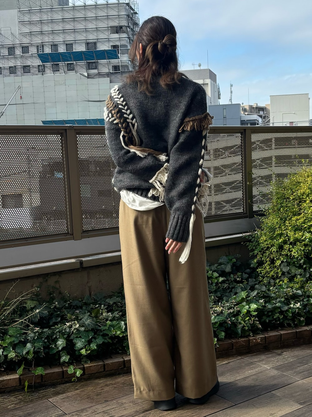 ベージュ系のその他パンツ、ホワイト系のTシャツ/カットソー、グレー系のニット/セーターを着用したレディースの冬コーディネートの3枚目の写真