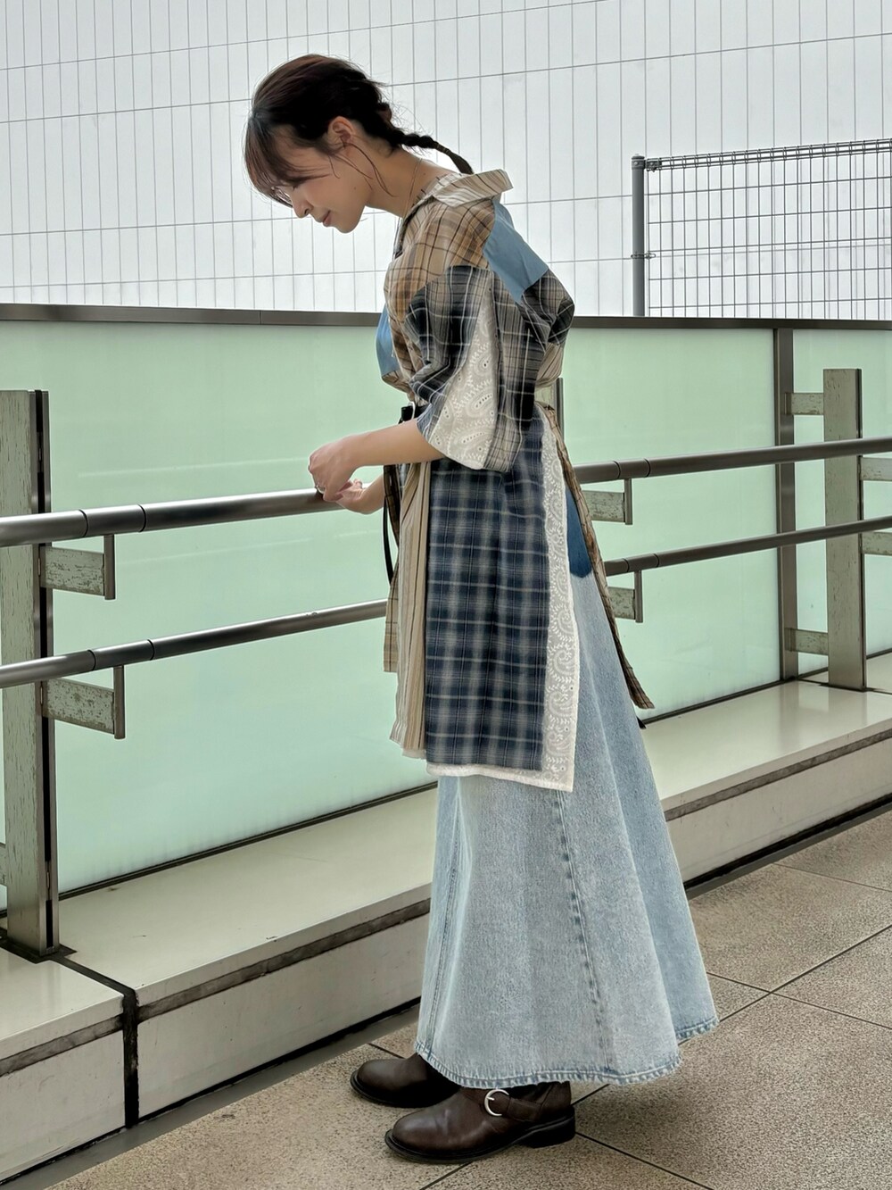 その他のシャツ/ブラウス、ブルー系のスカート、ブラウン系のブーツを着用したレディースの春コーディネートの2枚目の写真