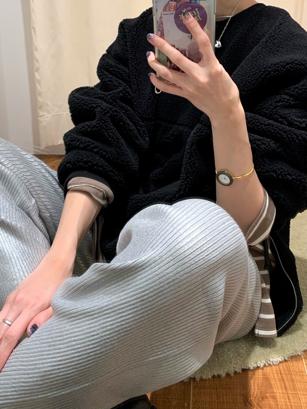 シルバー系のその他パンツ、ブラック系のローファー、ブラウン系のTシャツ/カットソーを着用したレディースの秋コーディネートの4枚目の写真