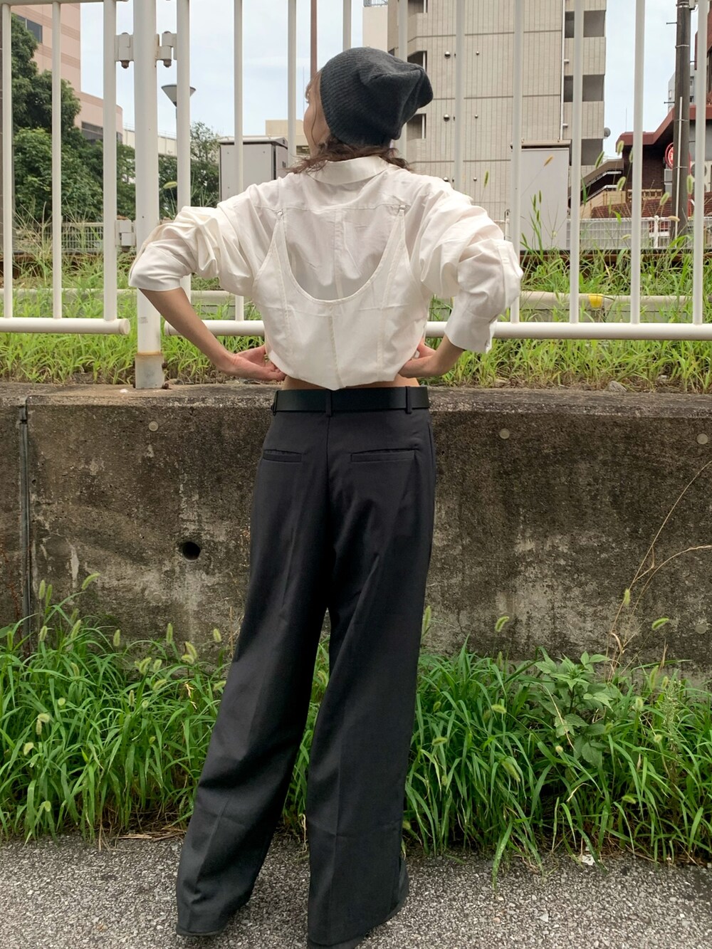 グレー系のその他パンツ、ホワイト系のシャツ/ブラウス、ブラック系のブーツを着用したレディースの秋コーディネートの3枚目の写真