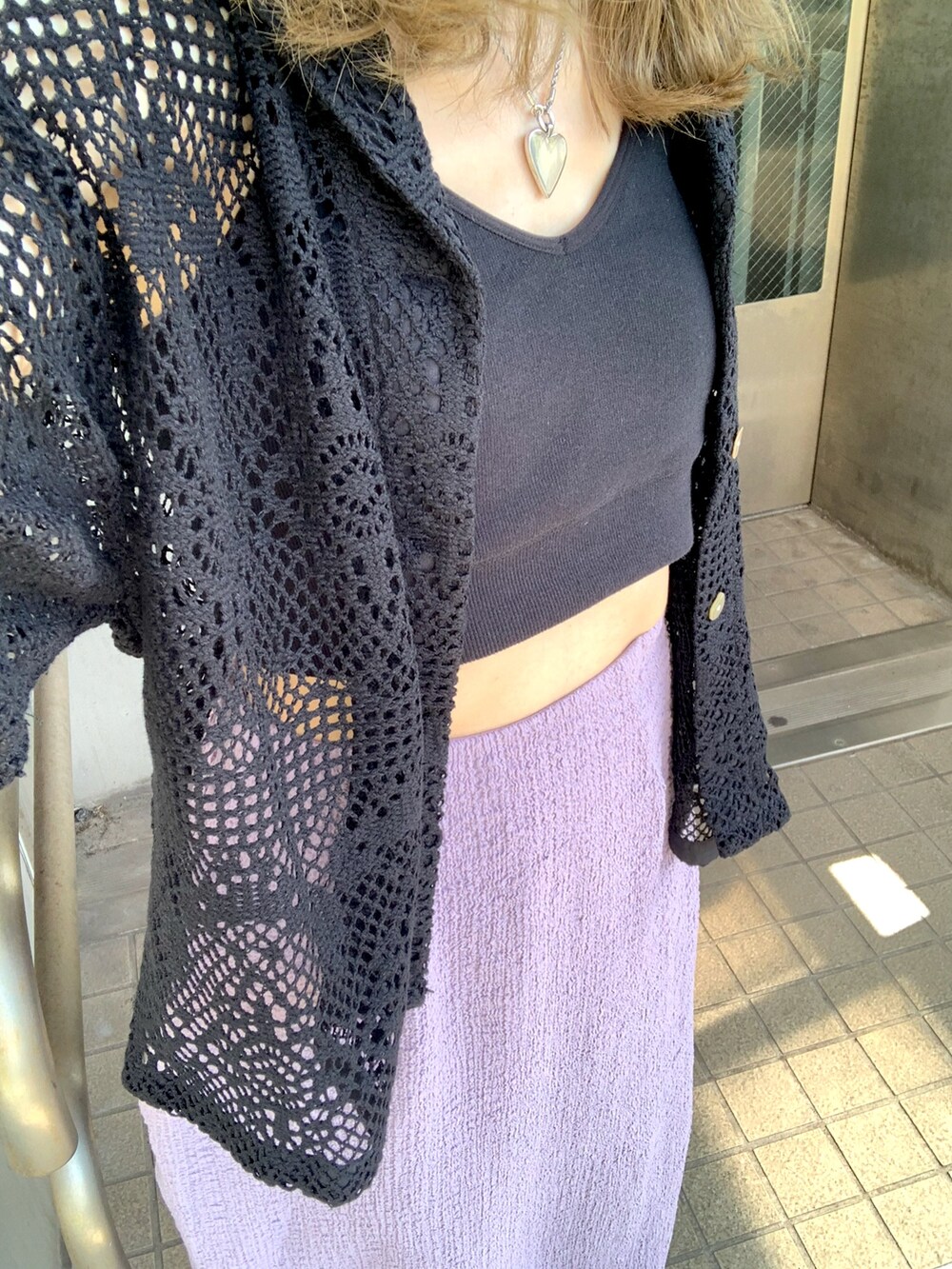 シルバー系のサンダル、パープル系のスカート、ブラック系のシャツ/ブラウスを着用したレディースの夏コーディネートの6枚目の写真