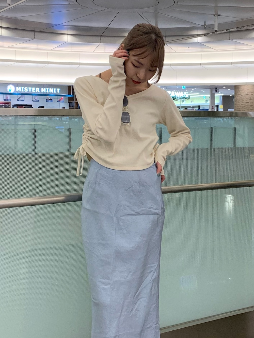 ホワイト系のサンダル、ホワイト系のTシャツ/カットソー、ブルー系のスカートを着用したレディースの春コーディネートの4枚目の写真