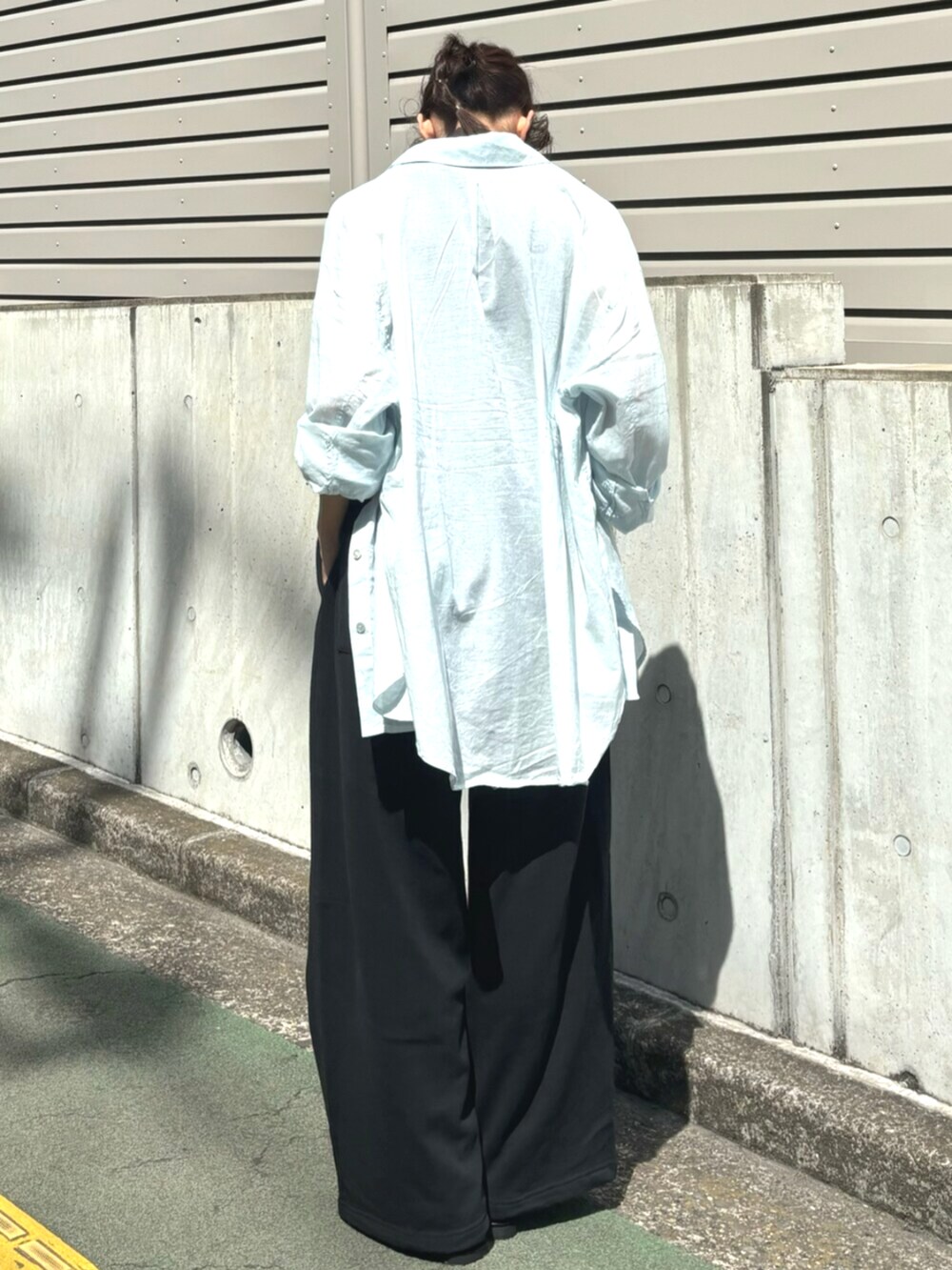 ブラック系のスウェットパンツ、グレー系のタンクトップ、ブルー系のシャツ/ブラウスを着用したレディースの春コーディネートの4枚目の写真