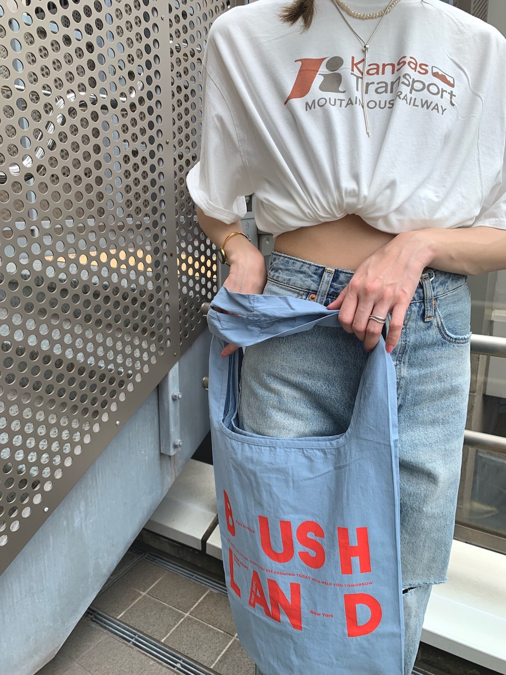 ホワイト系のTシャツ/カットソー、ブルー系のデニムパンツ、ゴールド系のローファーを着用したレディースの夏コーディネートの6枚目の写真