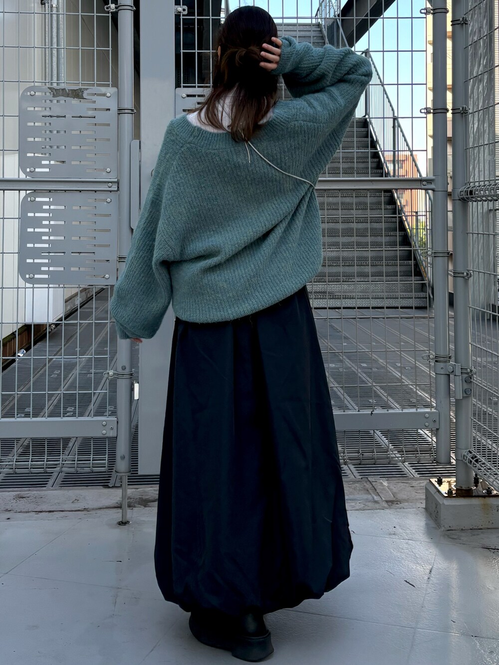 ホワイト系のニット/セーター、ブルー系のニット/セーター、シルバー系のショルダーバッグを着用したレディースの冬コーディネートの4枚目の写真