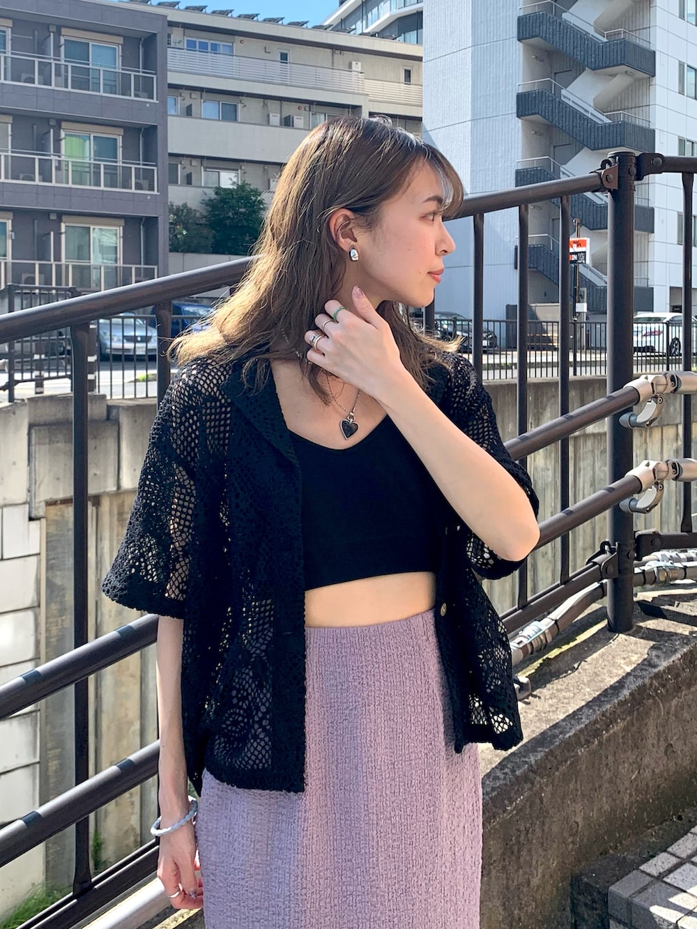 シルバー系のサンダル、パープル系のスカート、ブラック系のシャツ/ブラウスを着用したレディースの夏コーディネートの5枚目の写真