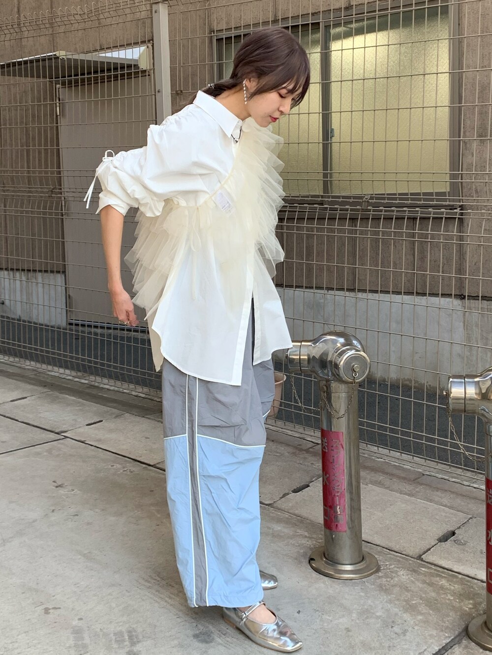 ブルー系のその他パンツ、シルバー系のパンプス、ホワイト系のシャツ/ブラウスを着用したレディースの冬コーディネートの2枚目の写真