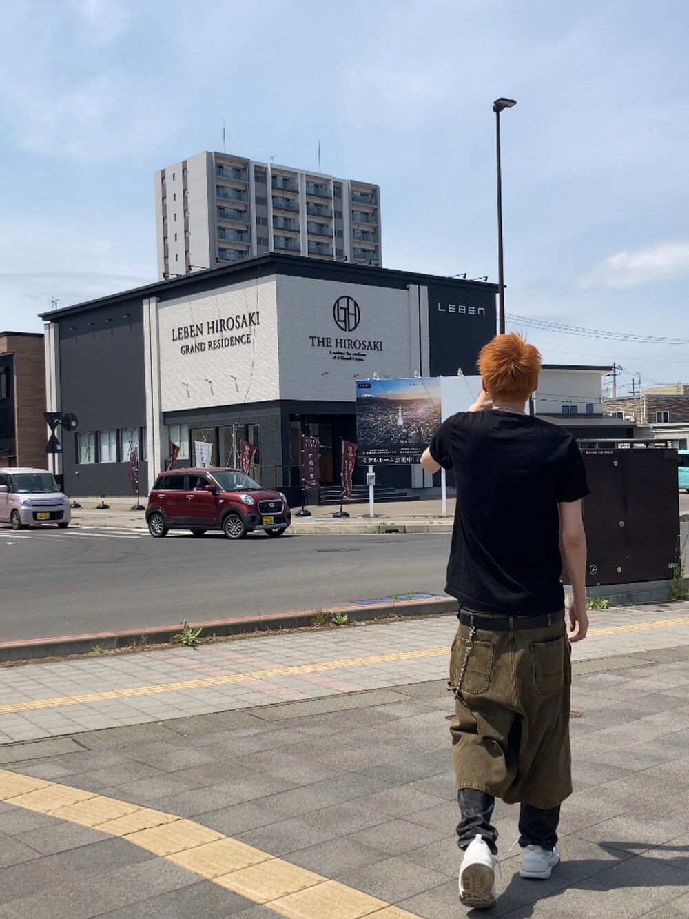 ブラック系のTシャツ/カットソー、ブラウン系のその他パンツ、ブラック系のデニムパンツを着用したメンズの夏コーディネートの2枚目の写真