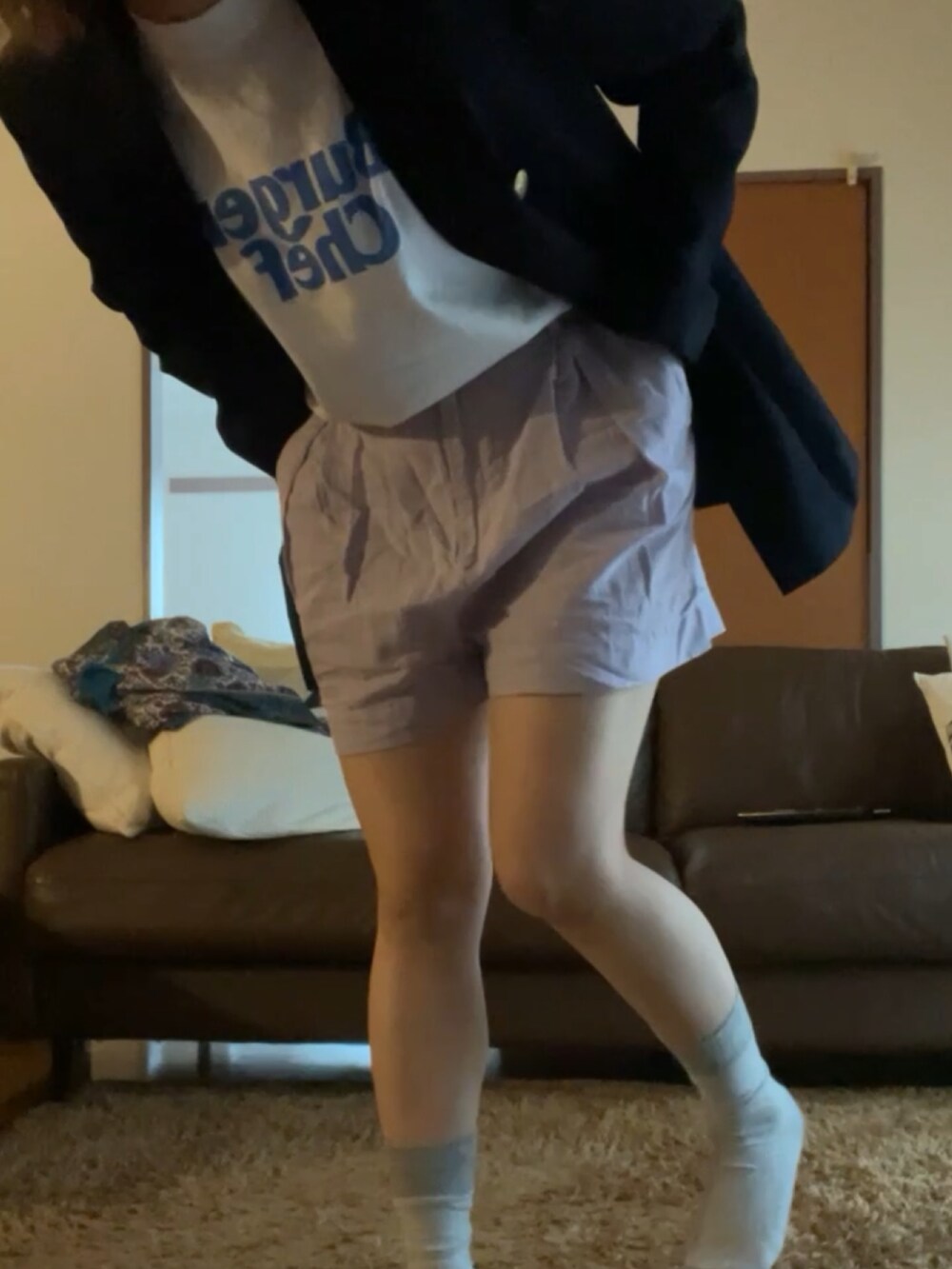 ホワイト系のTシャツ/カットソー、パープル系のパンツを着用したレディースの春コーディネートの2枚目の写真