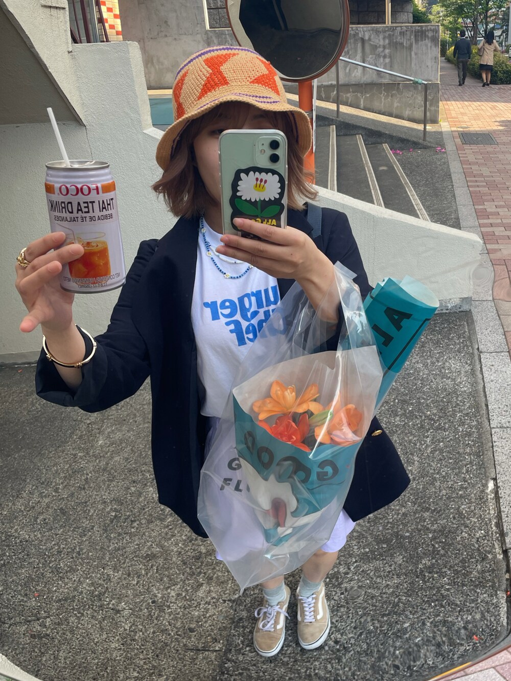 ホワイト系のTシャツ/カットソー、パープル系のパンツを着用したレディースの春コーディネートの3枚目の写真