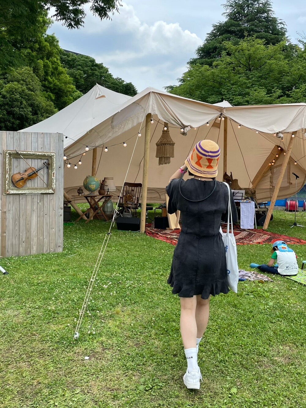 ブラック系のワンピース/ドレスを着用したレディースの夏コーディネートの2枚目の写真