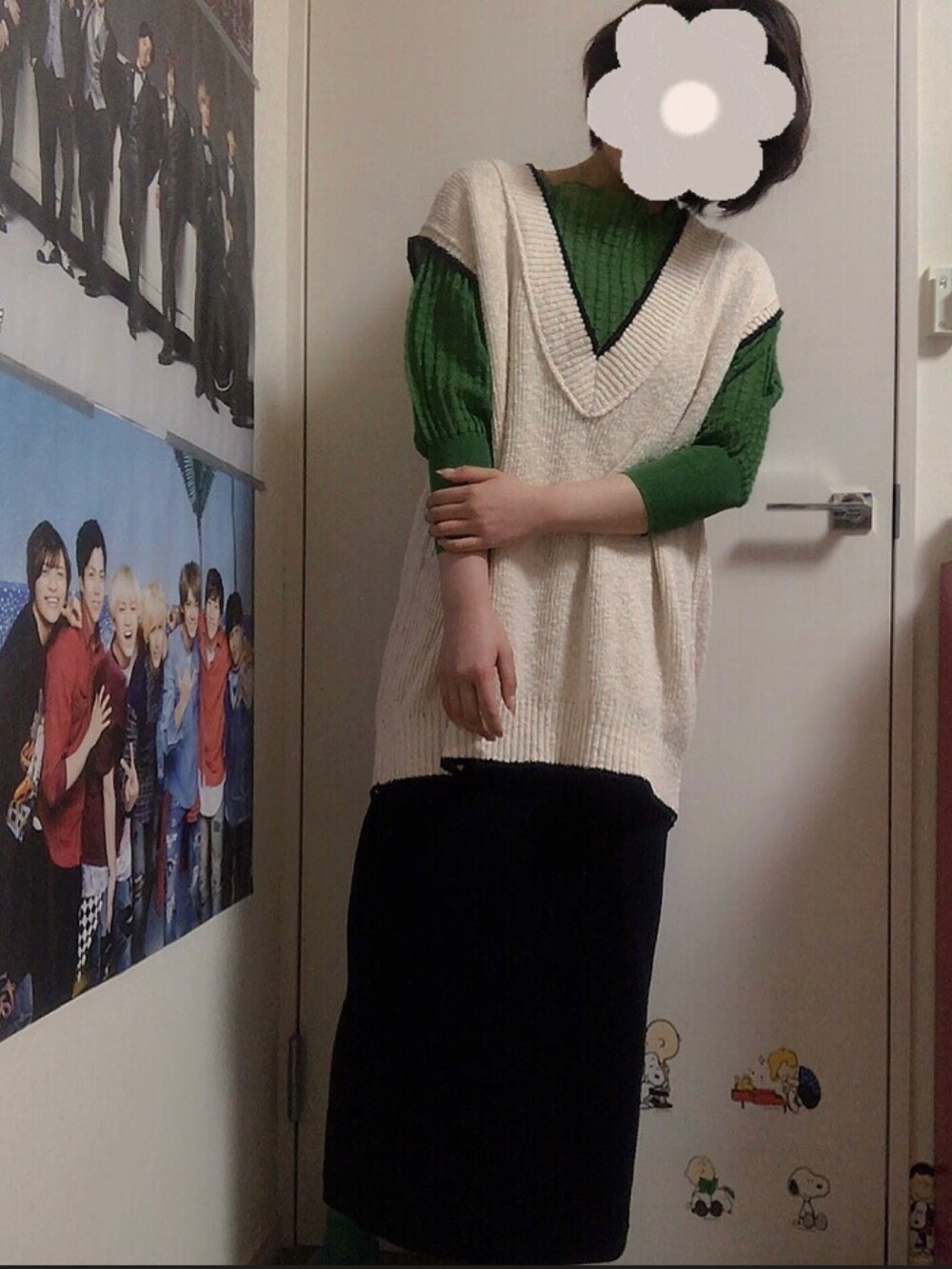 ブラック系のスカート、ホワイト系のベスト、グリーン系のニット/セーターを着用したレディースの春コーディネートの2枚目の写真