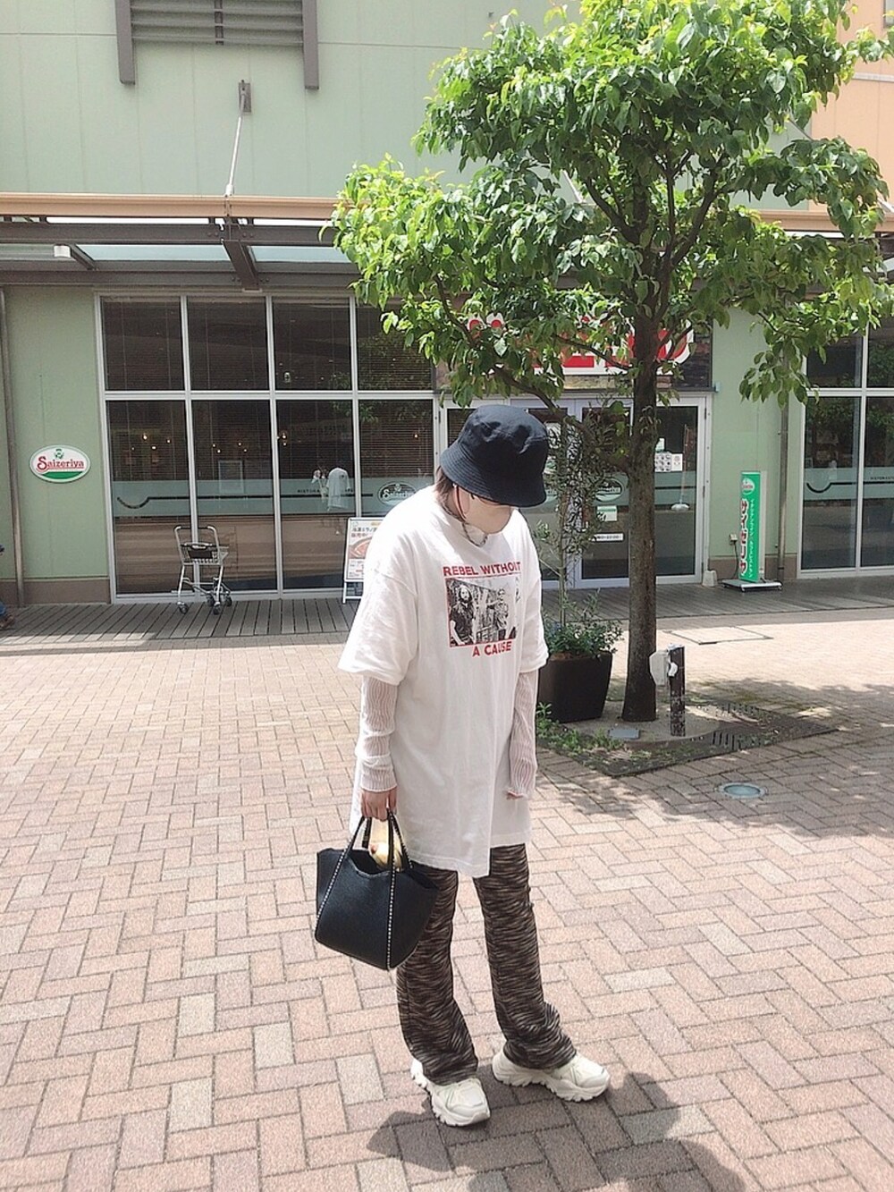 ホワイト系のスニーカー、ブラウン系のその他パンツ、ホワイト系のTシャツ/カットソーを着用したレディースの夏コーディネートの2枚目の写真