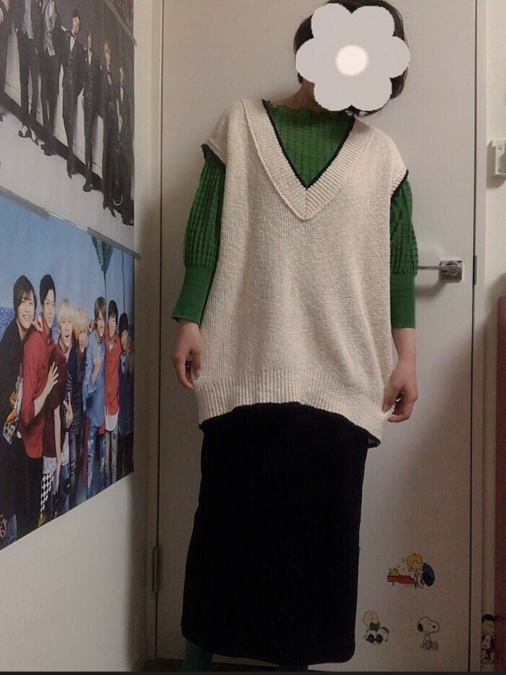 ブラック系のスカート、ホワイト系のベスト、グリーン系のニット/セーターを着用したレディースの春コーディネートの3枚目の写真