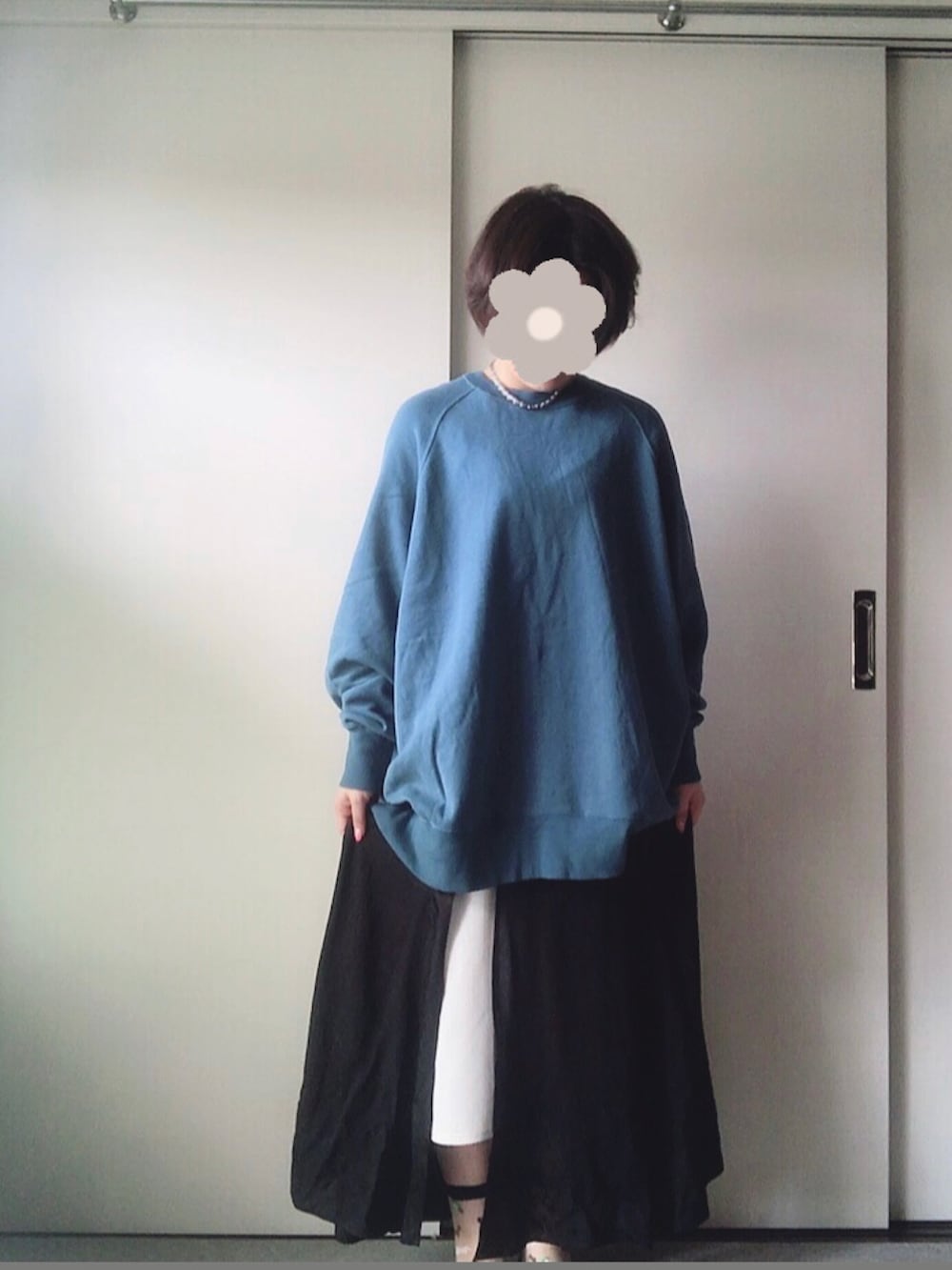 ブルー系のスウェット、ブラック系のワンピース、シルバー系のネックレスを着用したレディースの春コーディネートの2枚目の写真