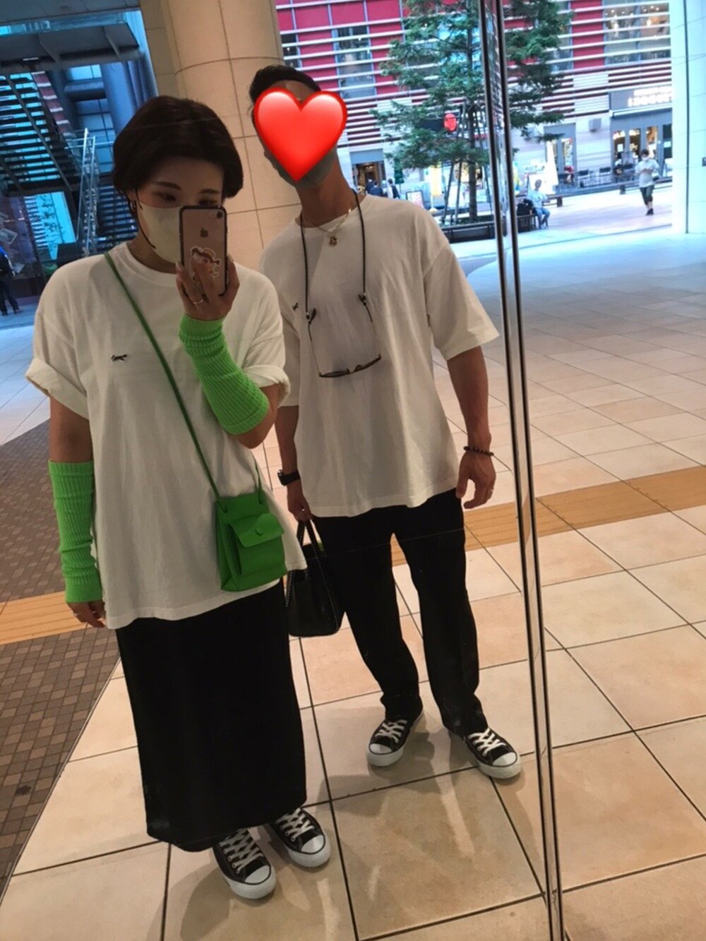 ブラック系のスニーカー、ブラック系のスカート、グリーン系のショルダーバッグを着用したレディースの夏コーディネートの2枚目の写真