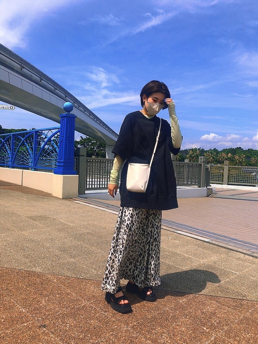 ブラック系のサンダル、その他のスカート、ブラック系のTシャツ/カットソーを着用したレディースの夏コーディネートの2枚目の写真