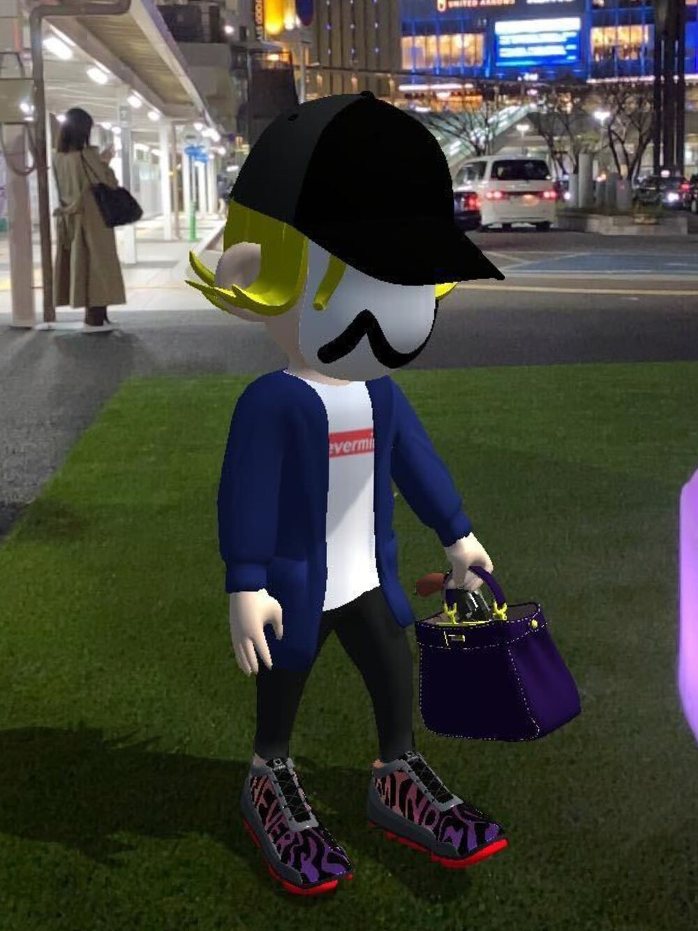 ブラック系のスニーカー、ホワイト系のTシャツ/カットソー、パープル系のスーツケース/キャリーバッグを着用したメンズの春コーディネートの2枚目の写真