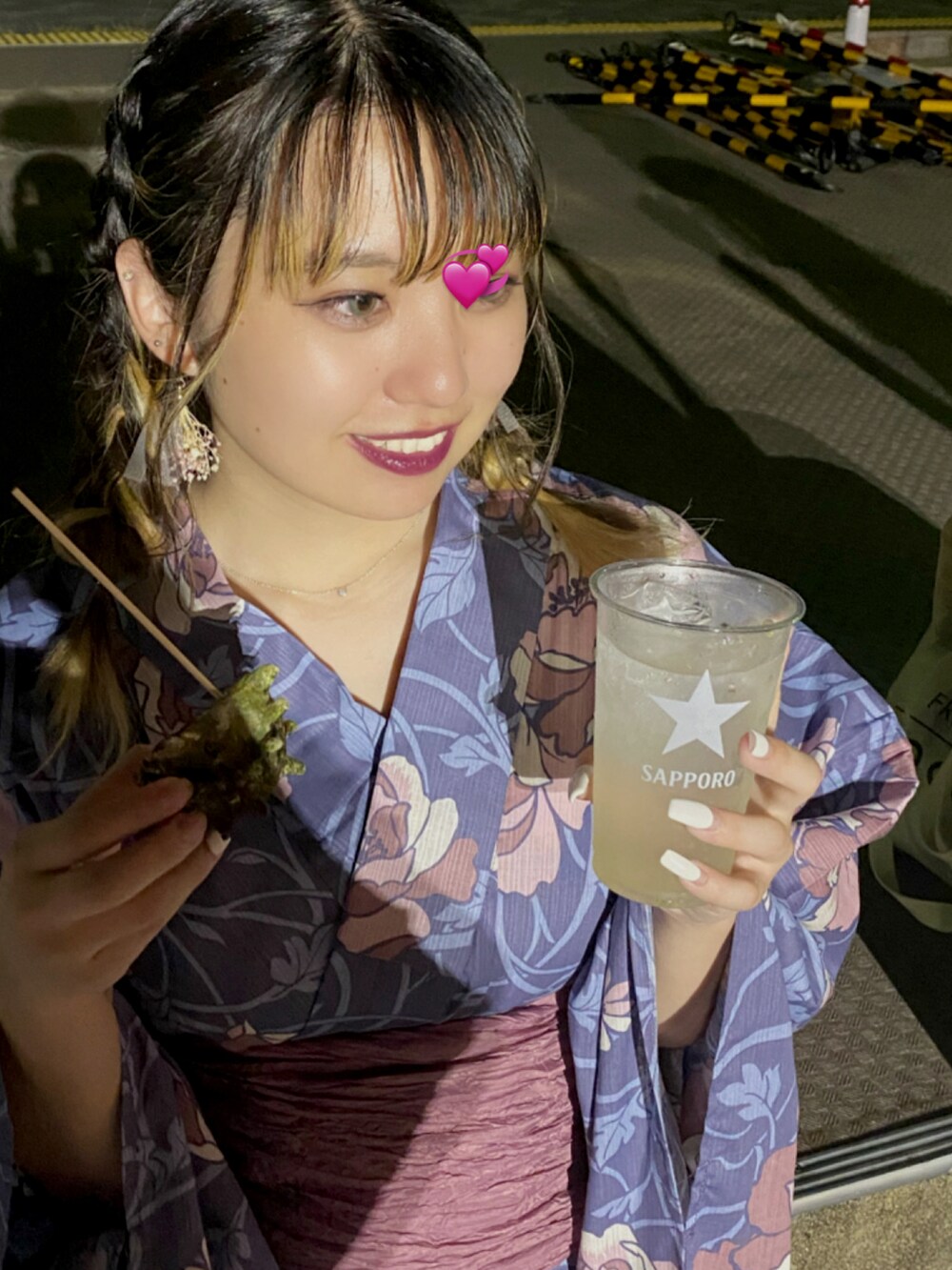 パープル系の浴衣を着用したレディースの夏コーディネートの2枚目の写真