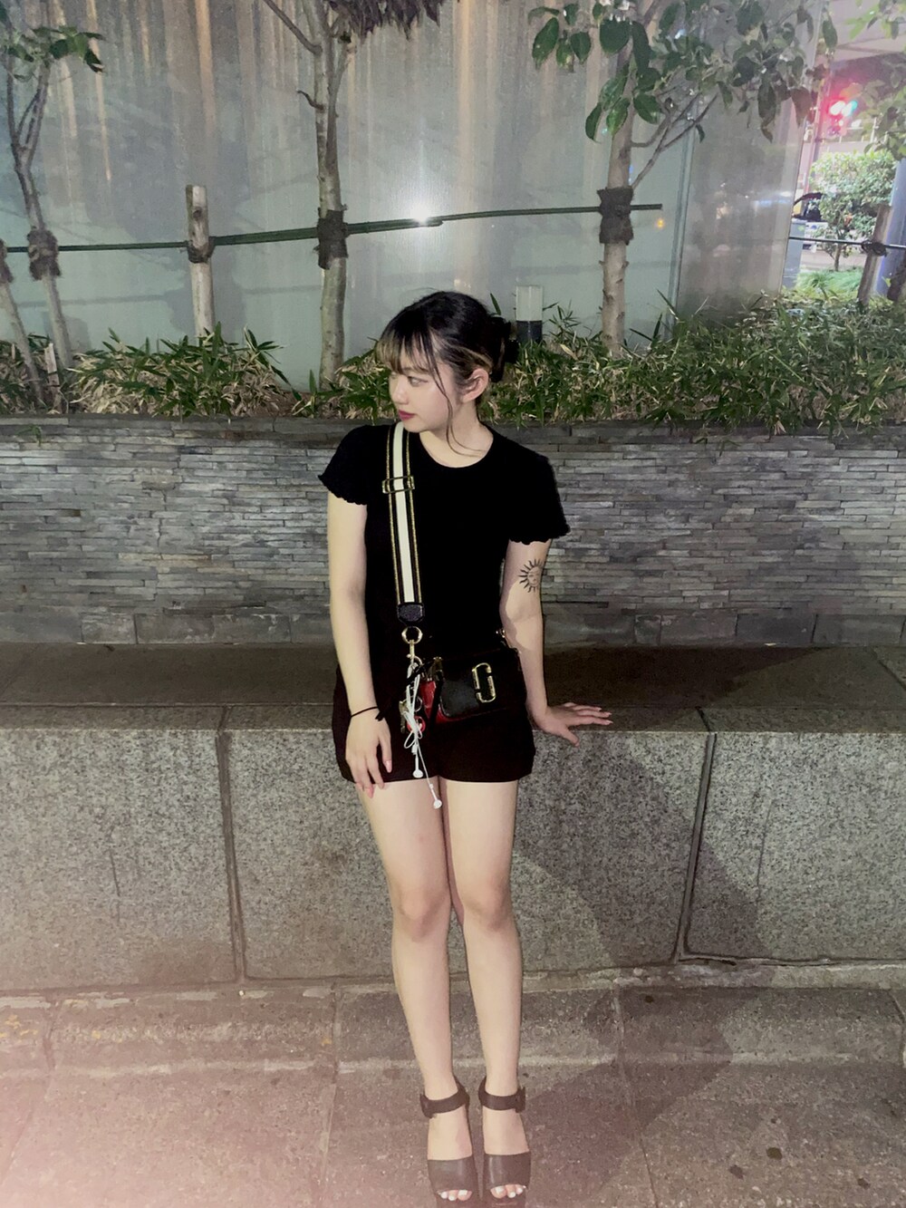 ブラック系のTシャツ/カットソー、ブラック系のその他パンツ、ブラック系のショルダーバッグを着用したレディースの夏コーディネートの2枚目の写真