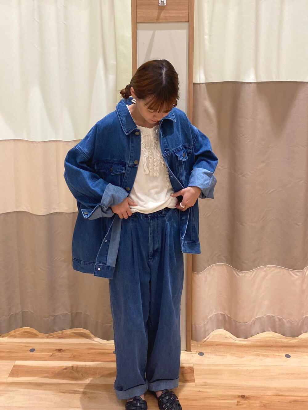 ホワイト系のTシャツ/カットソー、ブルー系のデニムジャケット、ブルー系のその他パンツを着用したレディースの夏コーディネートの2枚目の写真