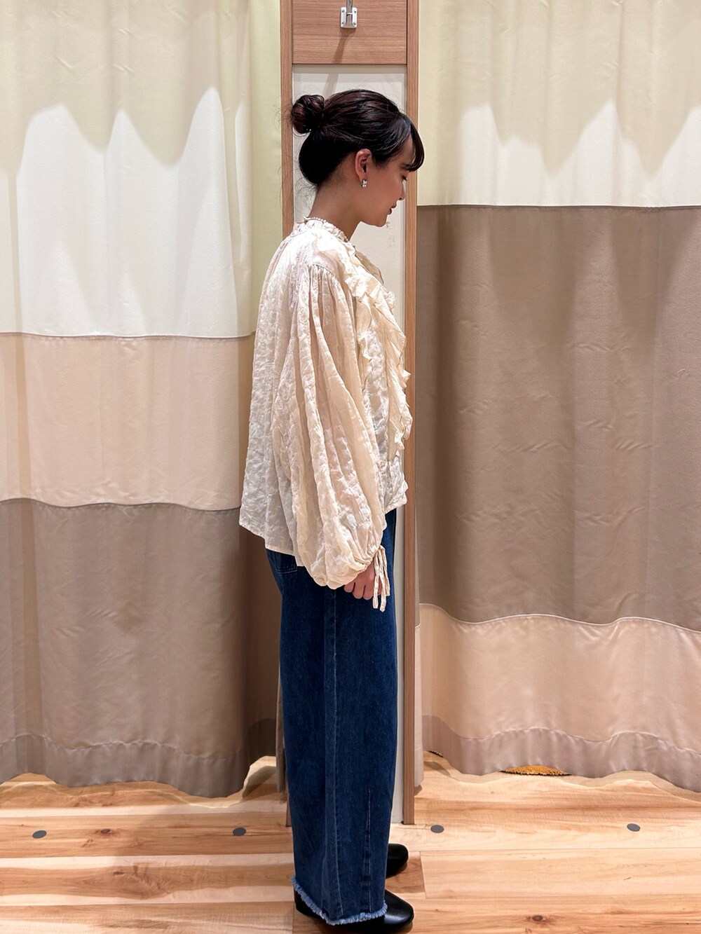 ホワイト系のシャツ/ブラウス、グリーン系のベスト、ブルー系のデニムパンツを着用したレディースの夏コーディネートの5枚目の写真