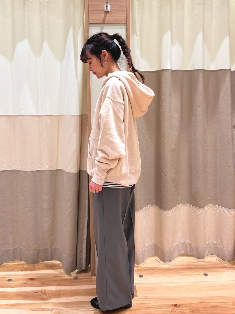 ピンク系のTシャツ/カットソー、グレー系のスラックス、ホワイト系のTシャツ/カットソーを着用したレディースの冬コーディネートの2枚目の写真