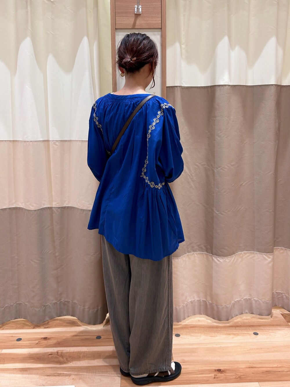 ブルー系のシャツ/ブラウス、ホワイト系のタンクトップ、ブラウン系のハンドバッグを着用したレディースの春コーディネートの3枚目の写真