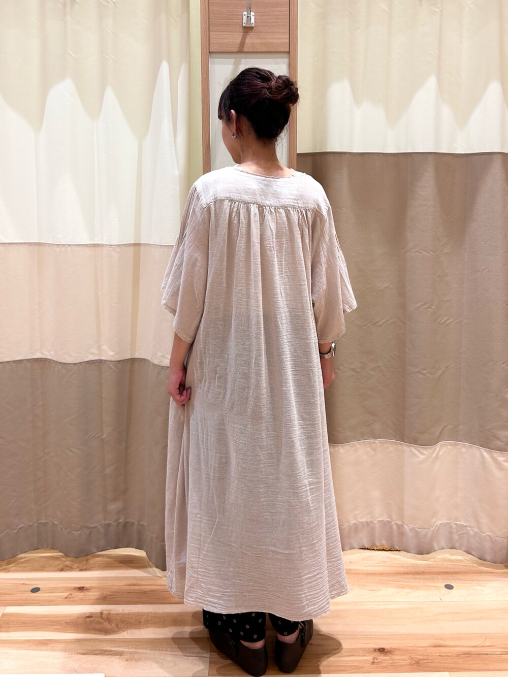 ホワイト系のワンピース、ブラック系のその他パンツ、ブラウン系のドレスシューズを着用したレディースの夏コーディネートの3枚目の写真