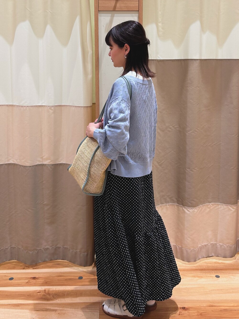 ホワイト系のTシャツ/カットソー、ブルー系のカーディガン/ボレロ、ブルー系のハンドバッグを着用したレディースの春コーディネートの3枚目の写真