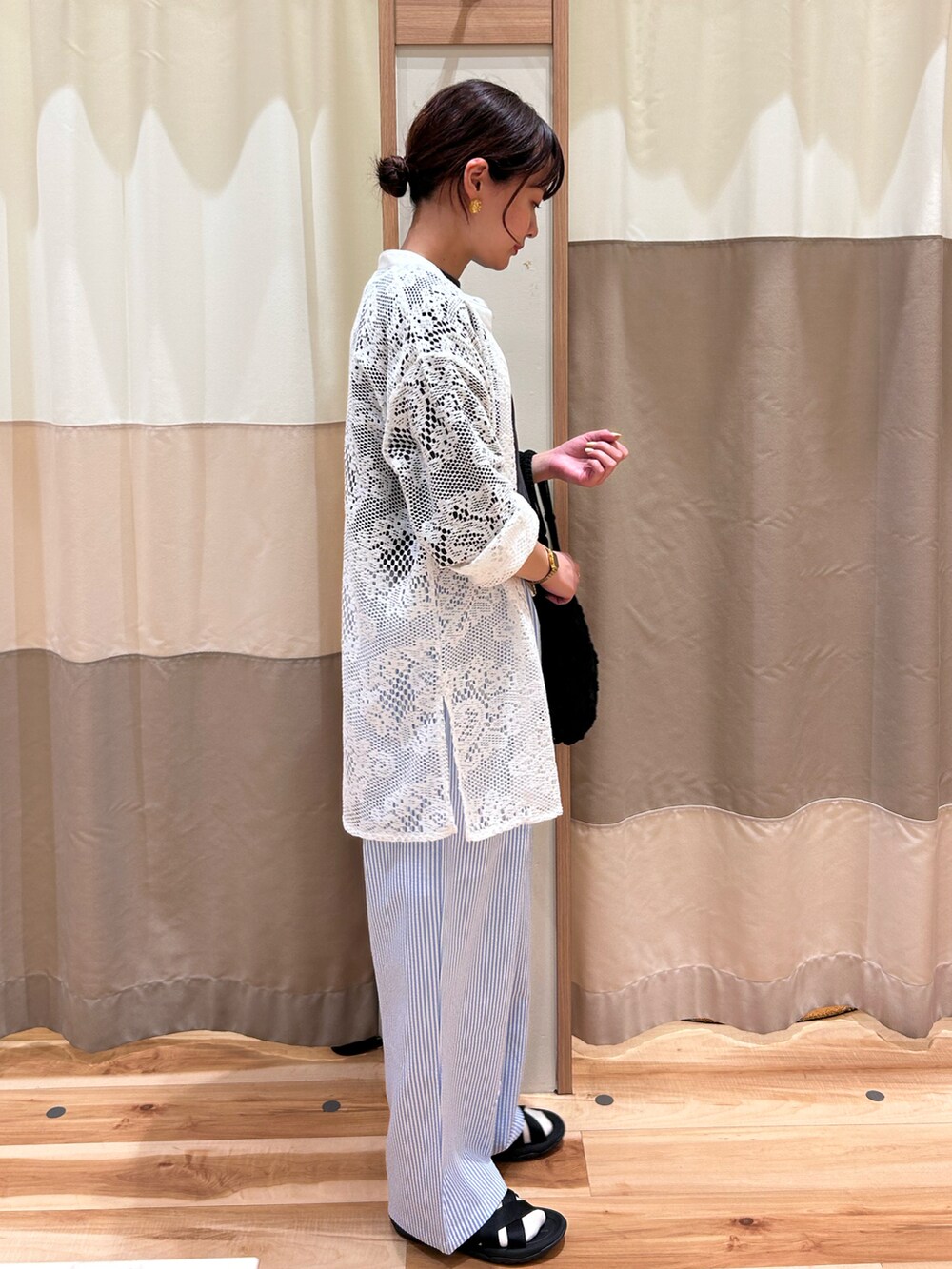 グレー系のTシャツ/カットソー、ブルー系のその他パンツ、ブラック系のサンダルを着用したレディースの春コーディネートの2枚目の写真