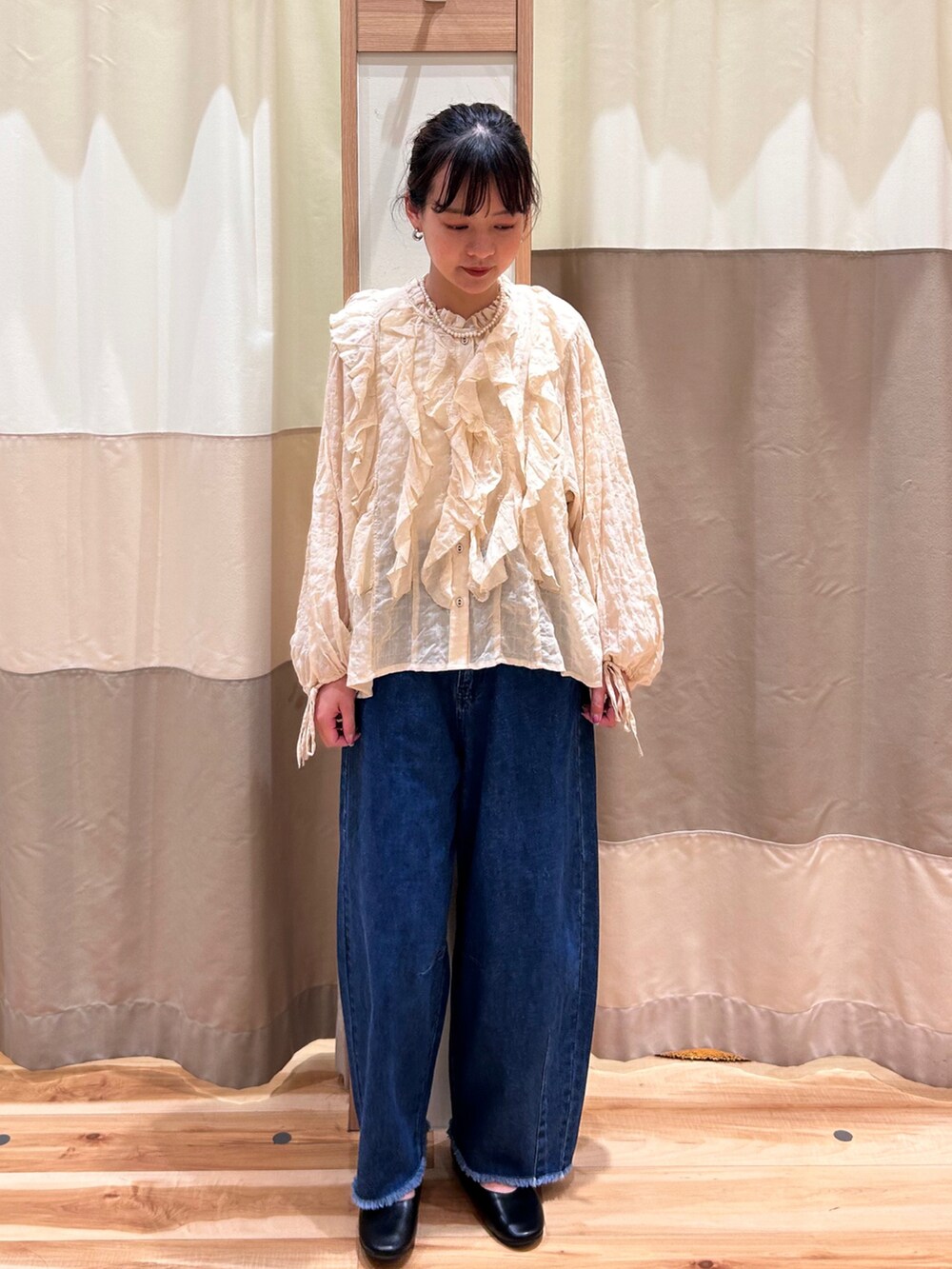 ホワイト系のシャツ/ブラウス、グリーン系のベスト、ブルー系のデニムパンツを着用したレディースの夏コーディネートの4枚目の写真