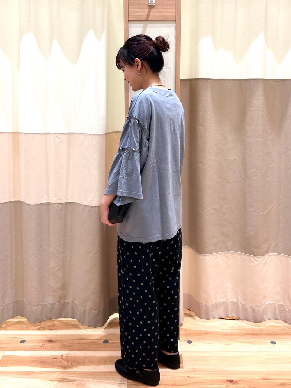 ブラック系のその他パンツ、ブラック系のドレスシューズ、ブルー系のTシャツ/カットソーを着用したレディースの夏コーディネートの2枚目の写真