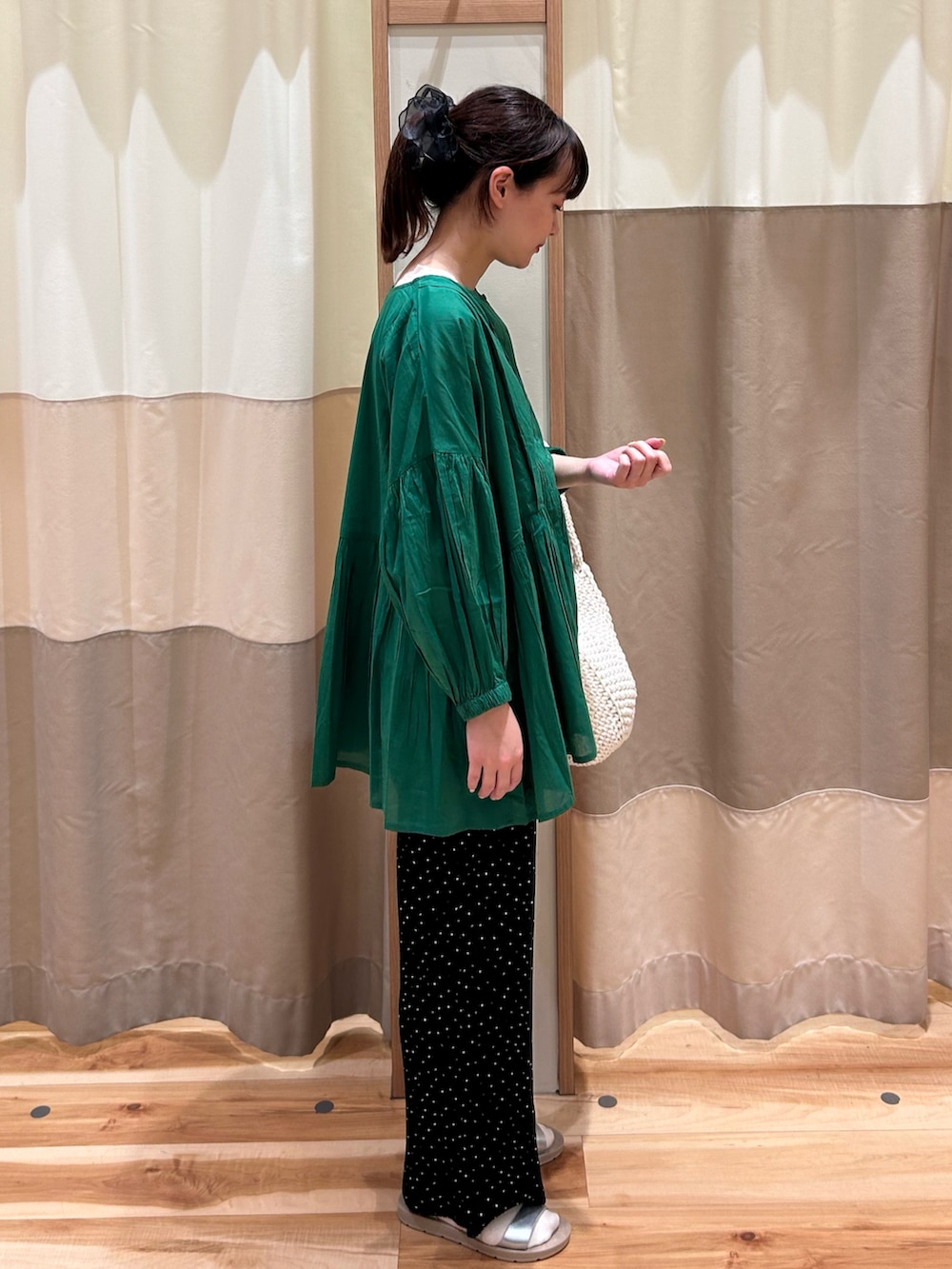 ホワイト系のバッグ、グリーン系のシャツ/ブラウス、ホワイト系のタンクトップを着用したレディースの春コーディネートの2枚目の写真