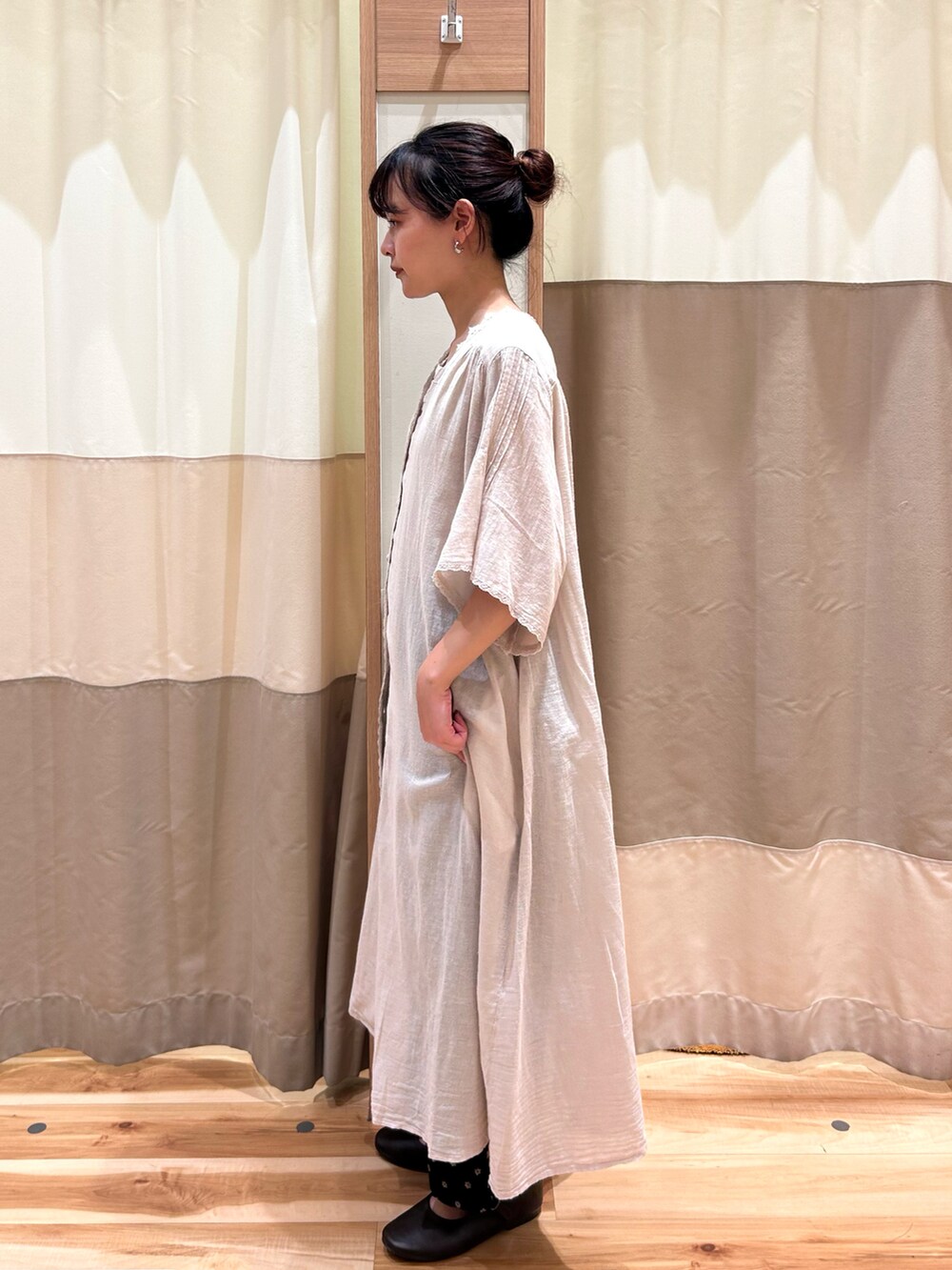 ホワイト系のワンピース、ブラック系のその他パンツ、ブラウン系のドレスシューズを着用したレディースの夏コーディネートの2枚目の写真