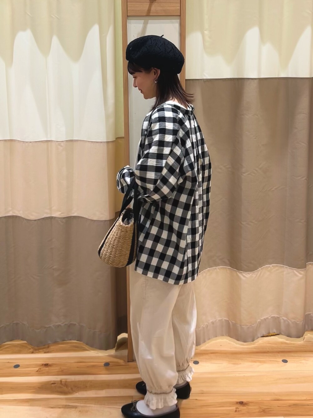 ホワイト系のTシャツ/カットソー、ブラック系のハンドバッグ、ホワイト系のその他パンツを着用したレディースの春コーディネートの2枚目の写真