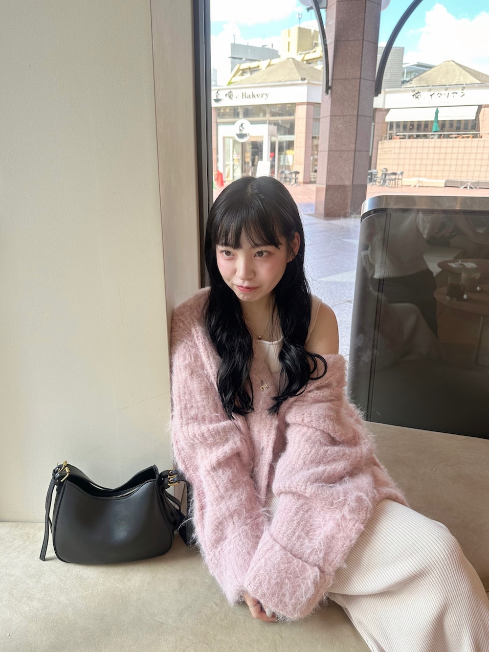 ピンク系のカーディガン/ボレロ、ホワイト系のワンピース、ピンク系のバッグを着用したレディースの秋コーディネートの4枚目の写真