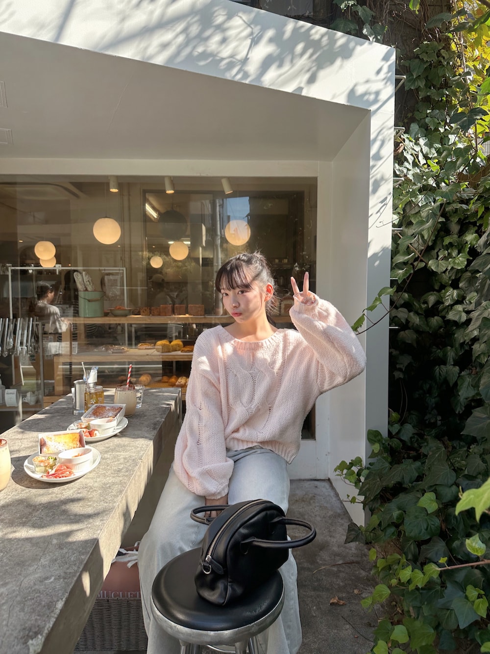 ピンク系のニット/セーターを着用したレディースの秋コーディネートの3枚目の写真