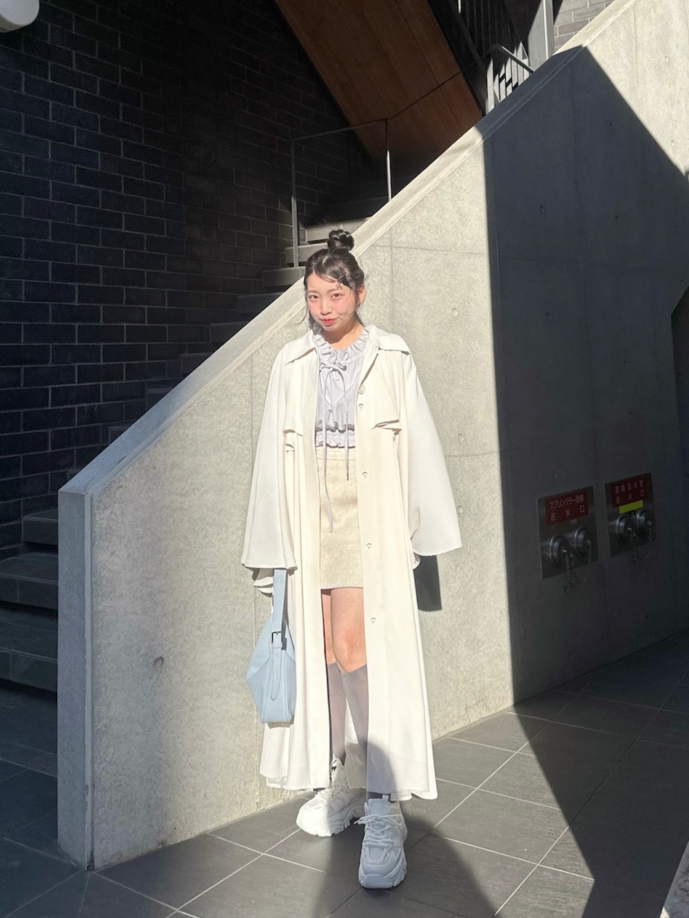 ホワイト系のトレンチコート、ピンク系のその他を着用したレディースの春コーディネートの3枚目の写真