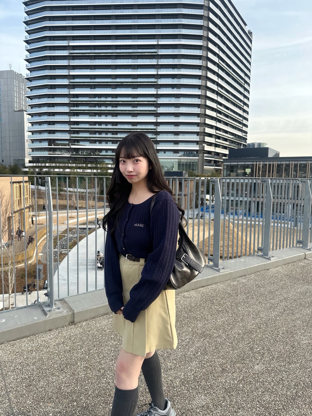 ブルー系のカーディガン/ボレロ、ピンク系のその他を着用したレディースの春コーディネートの2枚目の写真