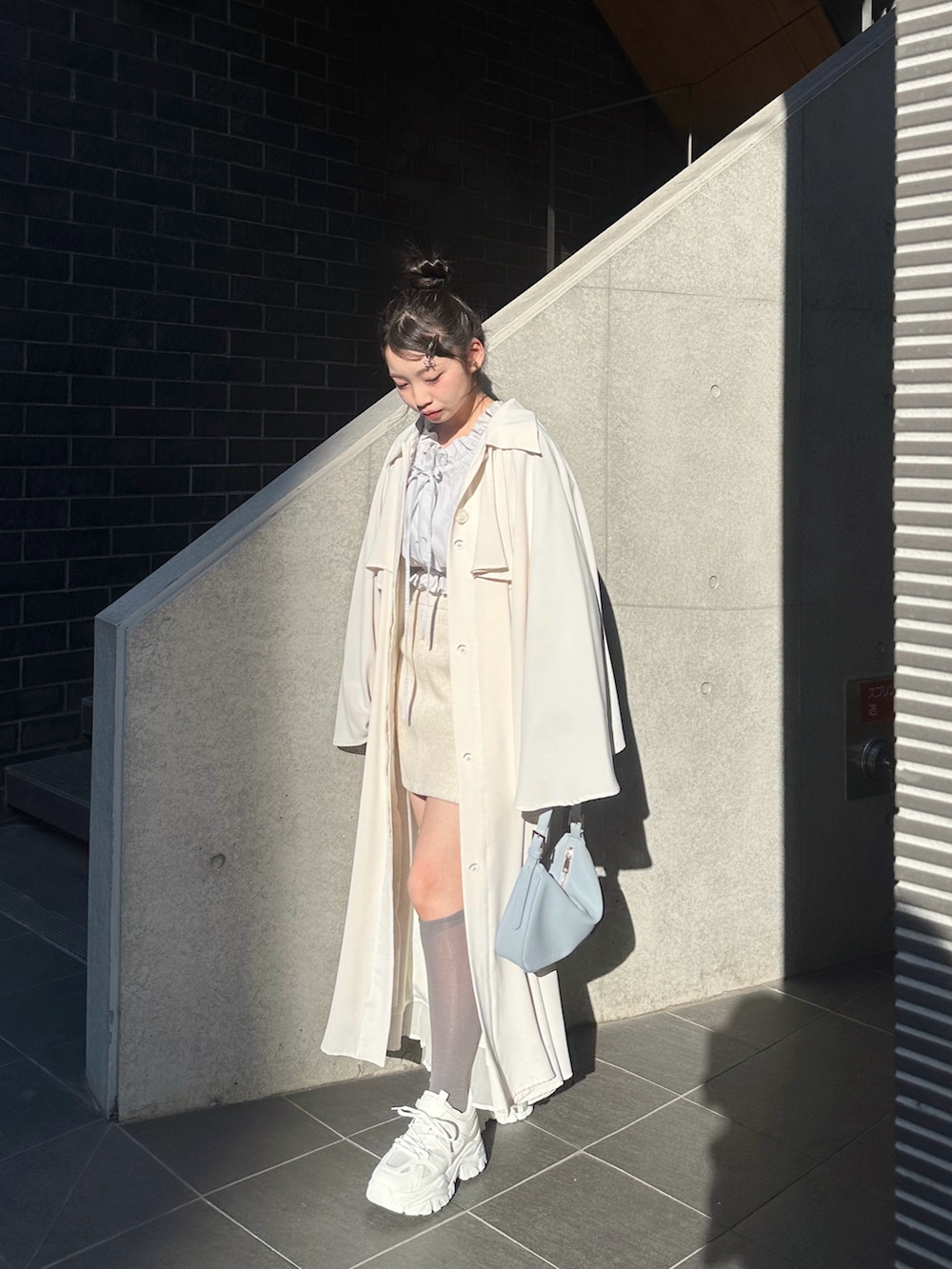 ホワイト系のトレンチコート、ピンク系のその他を着用したレディースの春コーディネートの2枚目の写真